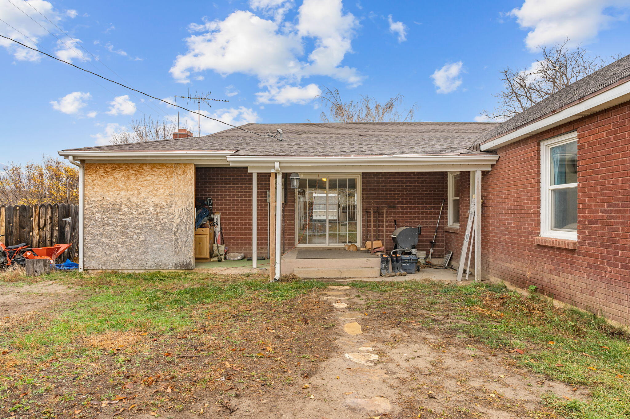 Main image without alt text