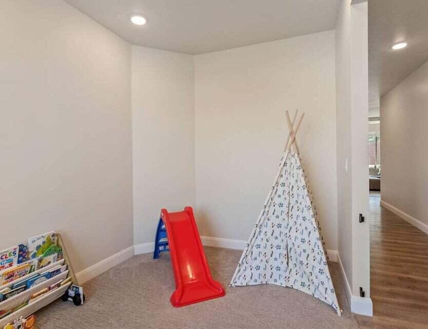 WARNER GATEWAY - Residential