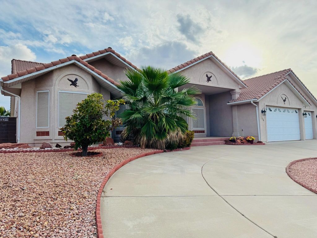 Photo of 784 N DUSK DR, Saint George, UT 84770 (MLS # 25-266244)