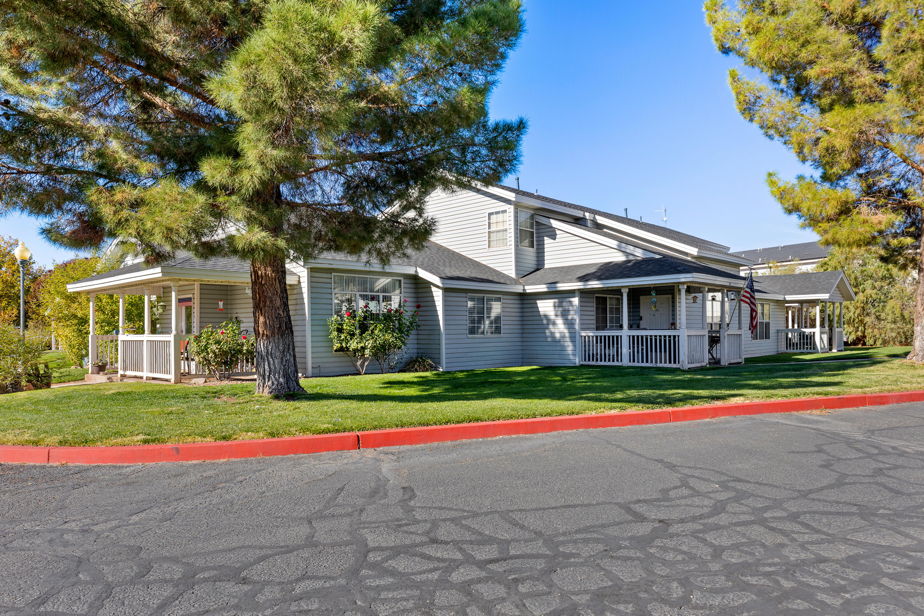 KNOLLWOOD TOWNHOMES - Residential