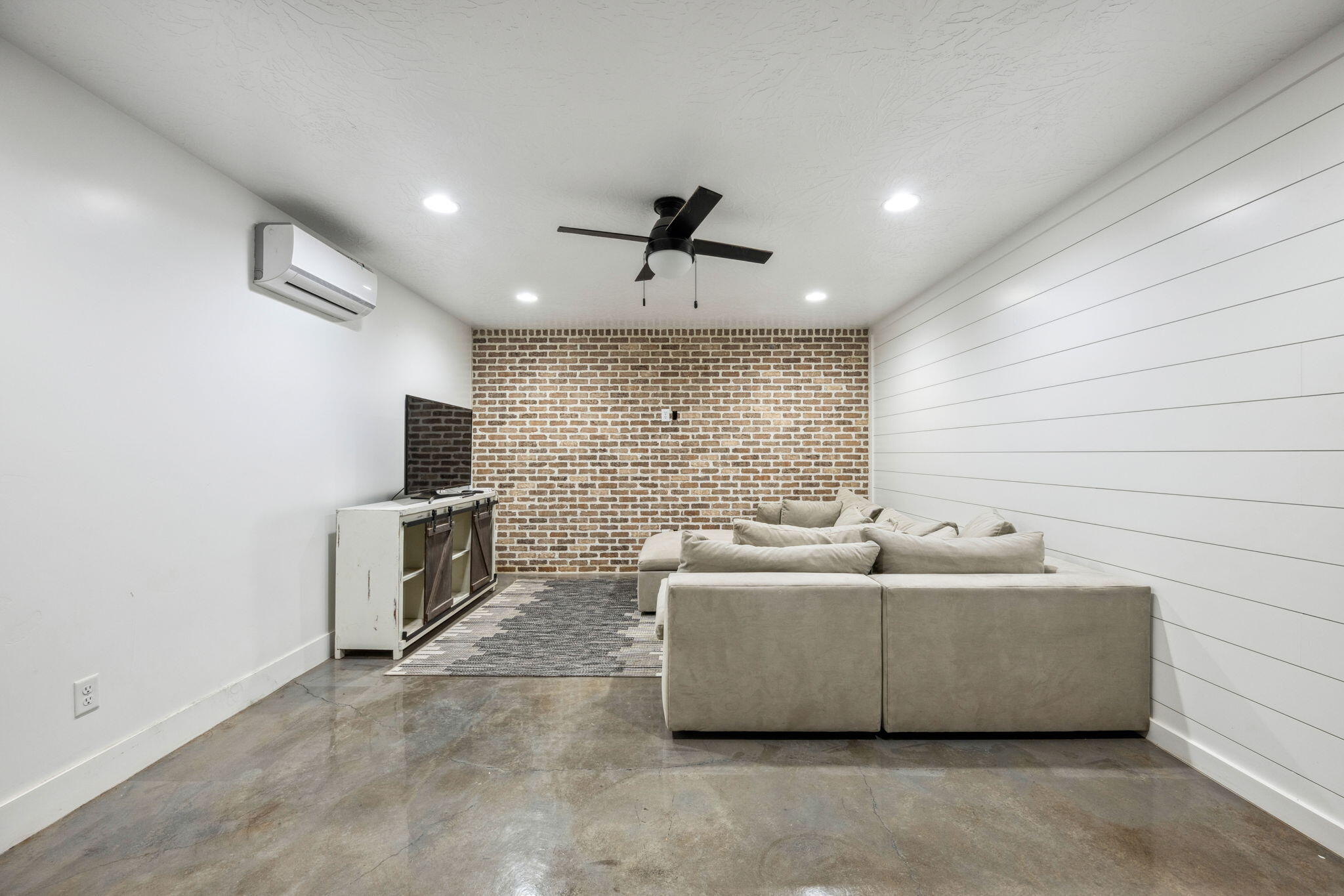 SAGE HOLLOW - Residential