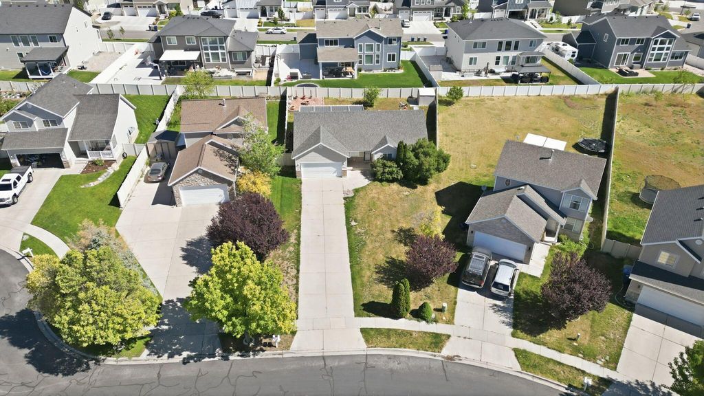 Photo of 218 Jonathan Place, Saratoga Springs, UT 84045 (MLS # 26-272465)