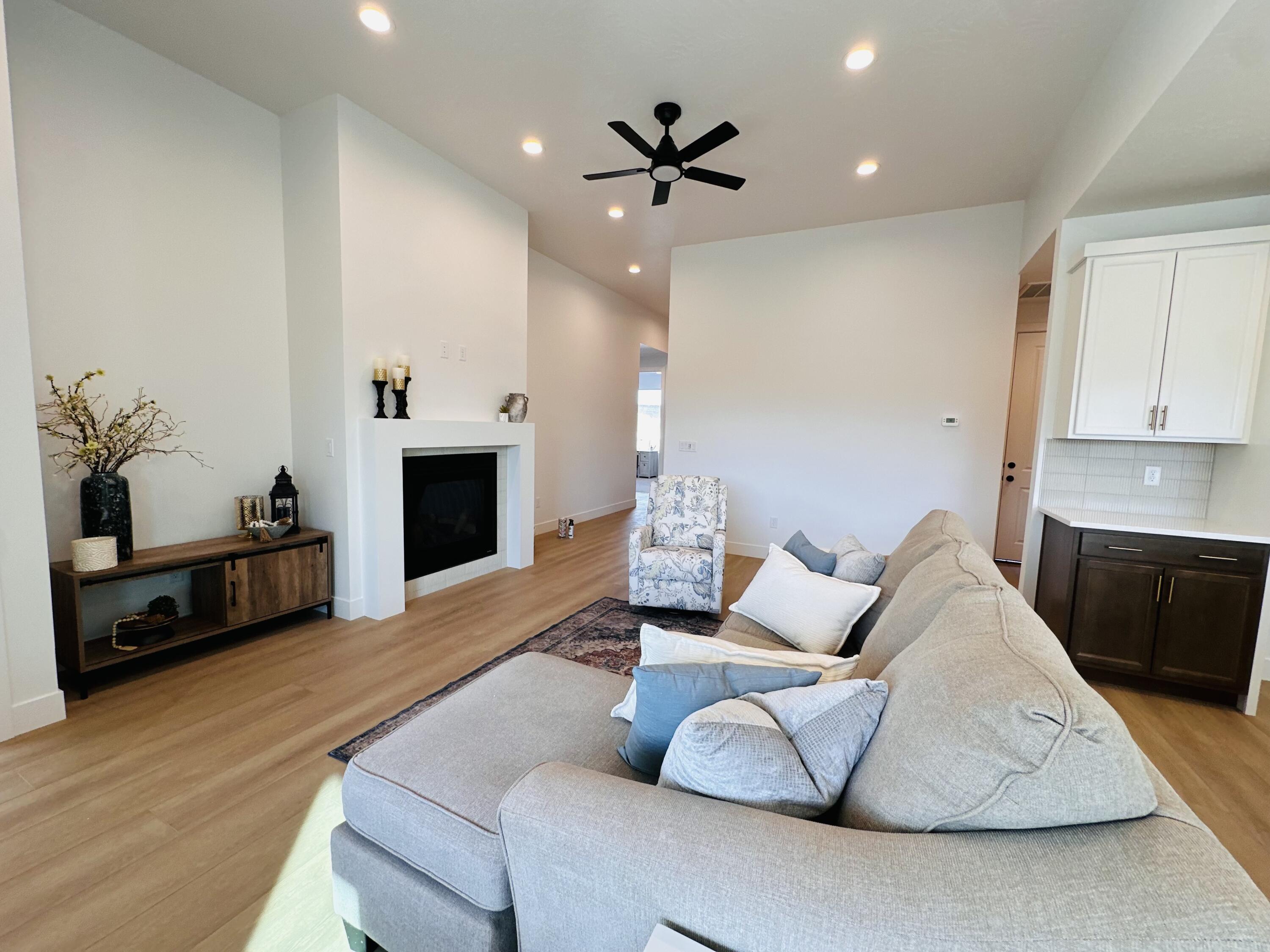 ROSALIA RIDGE AT DIVARIO - Residential