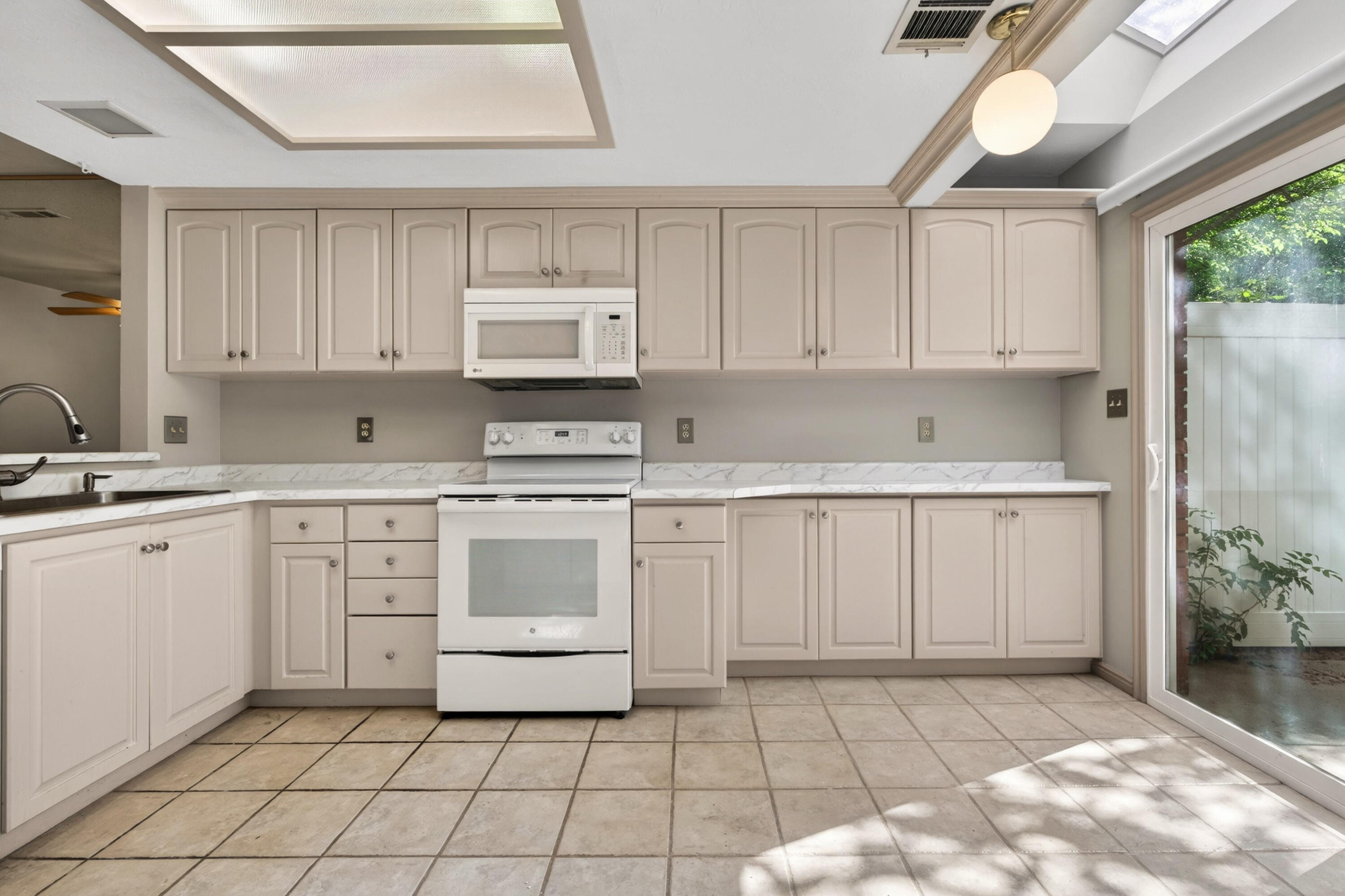 RED CANYON TOWNHOMES - Residential