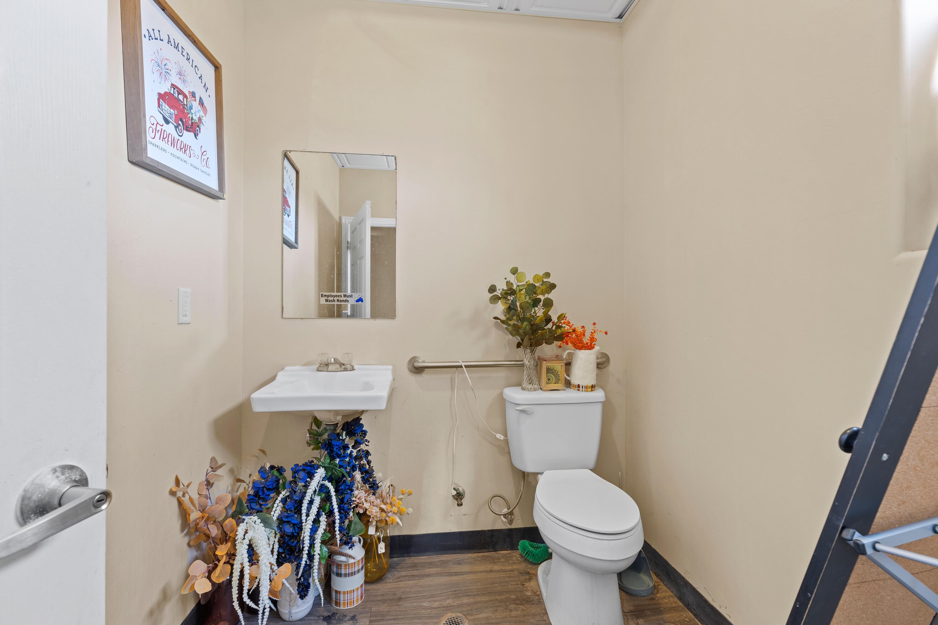 Main image without alt text