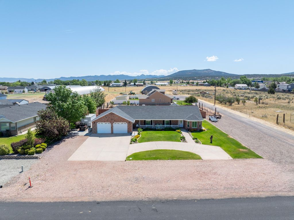Photo of 397 S Center ST, Enterprise, UT 84725 (MLS # 26-273490)