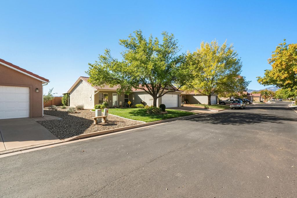 Photo of 524 E Oasis DR, Ivins, UT 84738 (MLS # 25-266254)