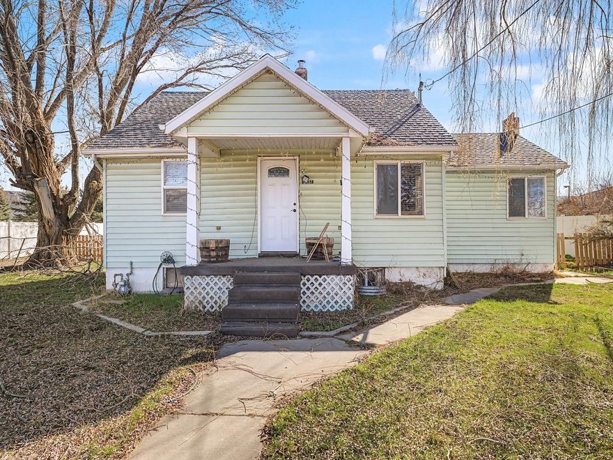 RARE opportunity for a new owner to recreate something amazing on this LARGE property. MANY opportunities with such a large lot to work with. Includes a fantastic and HUGE 30X40 shop with power installed.  Home will need major remodel or removed since it's aging and hasn't been fixed up.  NO HOA in the Heber/Daniels area with views of Timpanogos, and located near restaurants, shopping and schools.  One Daniels Water Share included, which is very valuable for animals or gardening!!