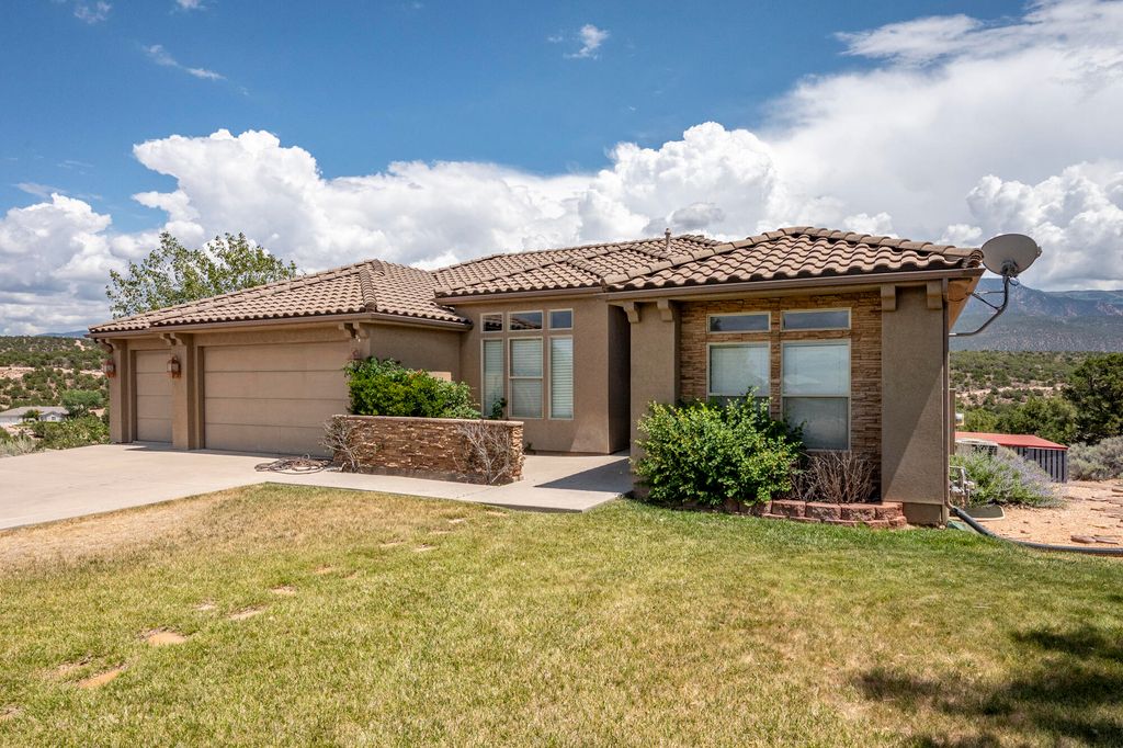 Photo of 1387 S Hillcrest DR, Cedar City, UT 84720 (MLS # 26-274413)