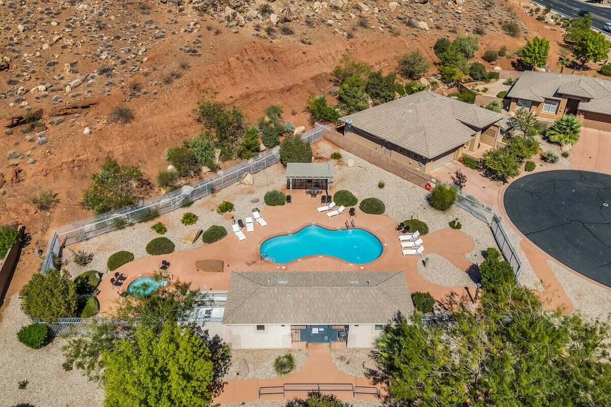 RIVER CREST TOWNHOMES - Residential