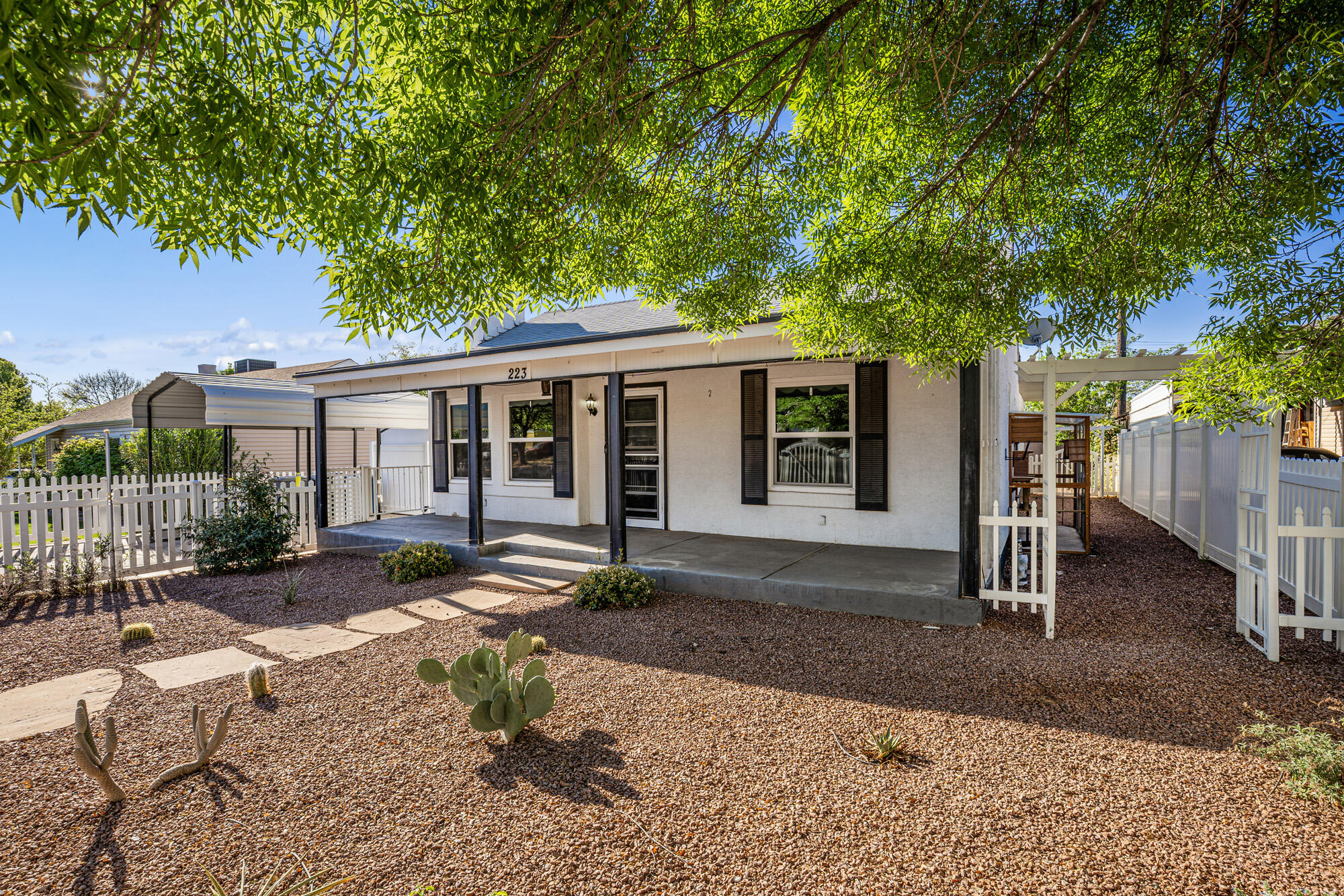 Main image without alt text