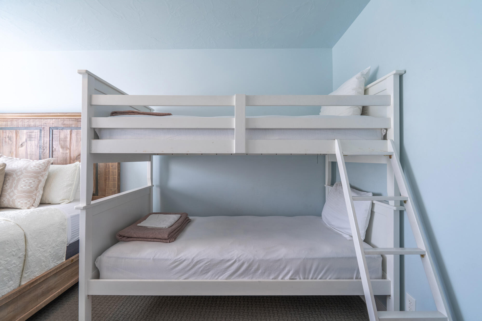 ESCAPES AT THE LEDGES - Residential