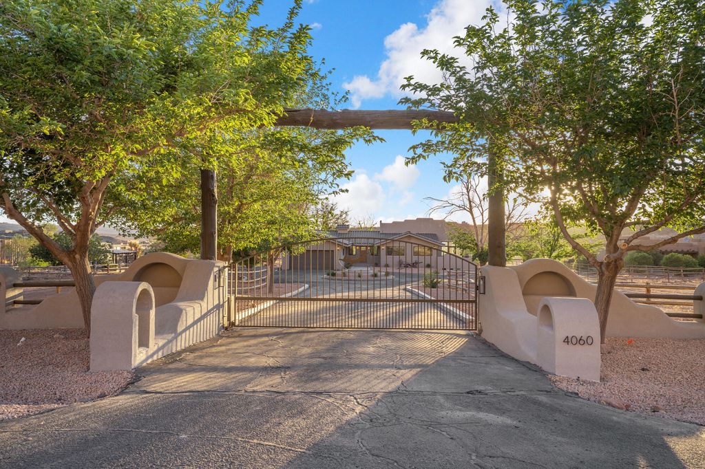 Photo of 4060 S 1100 W, Hurricane, UT 84737 (MLS # 26-272392)