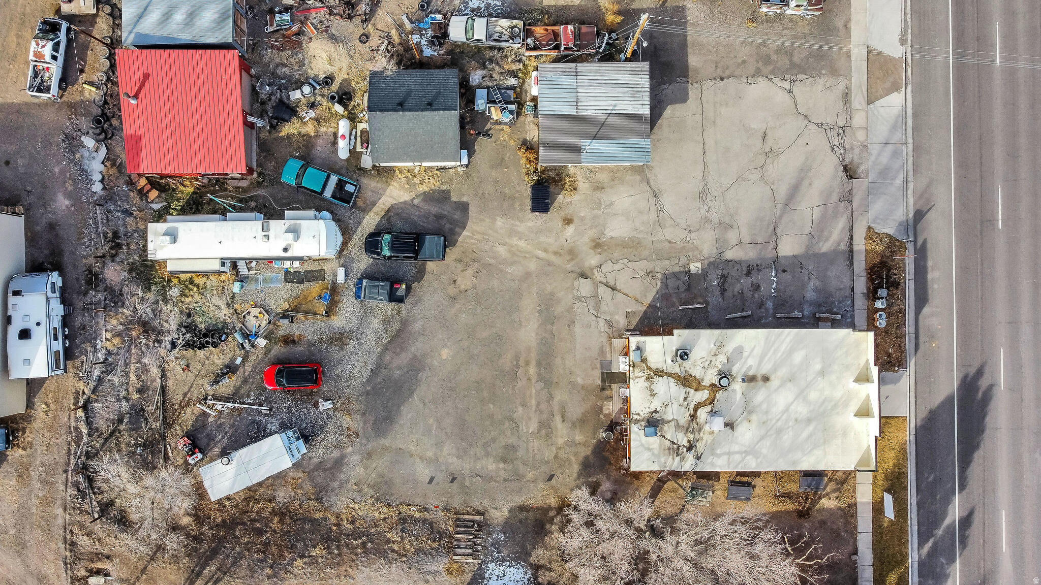 Main image without alt text