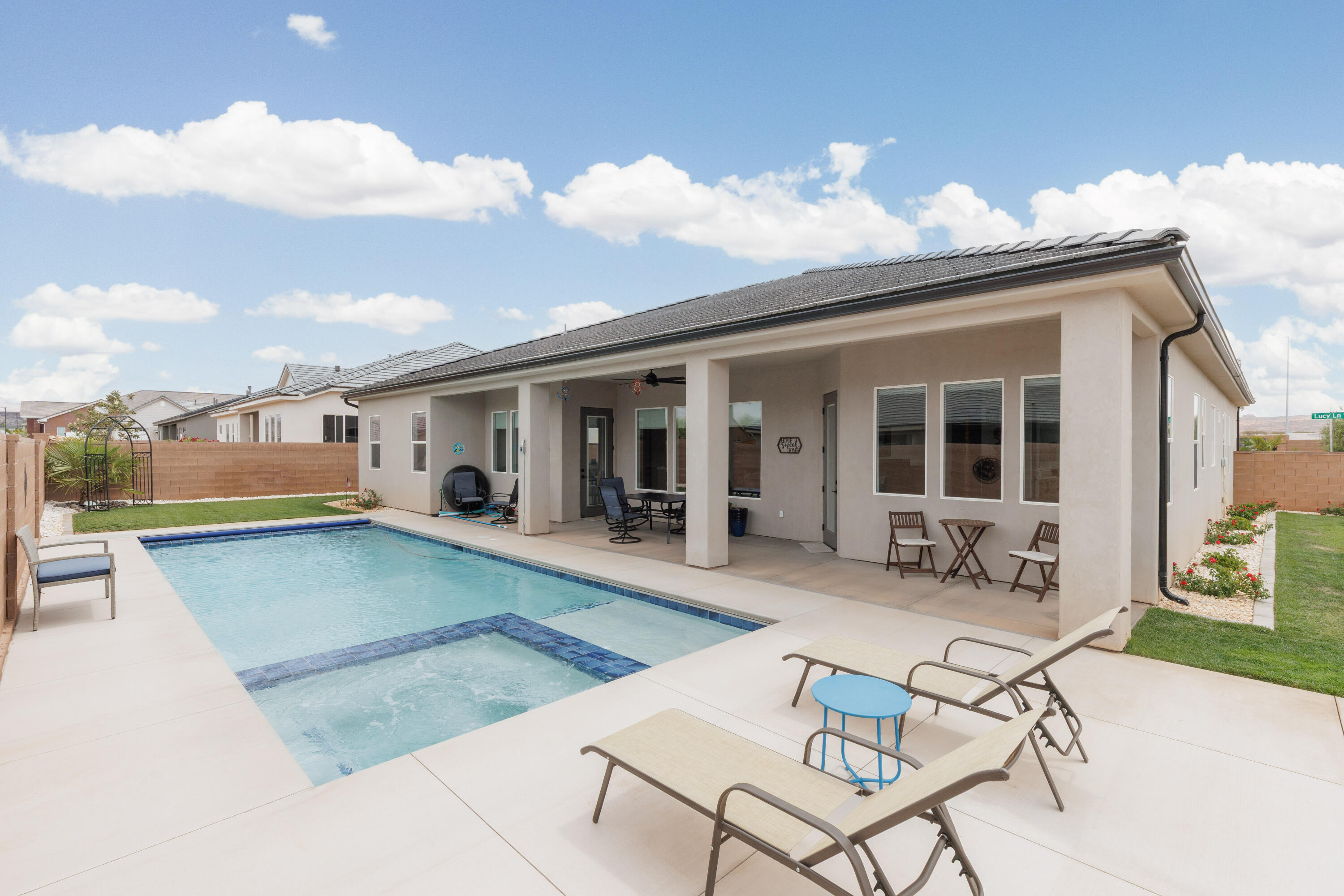 SANDSTONE FIELDS - Residential