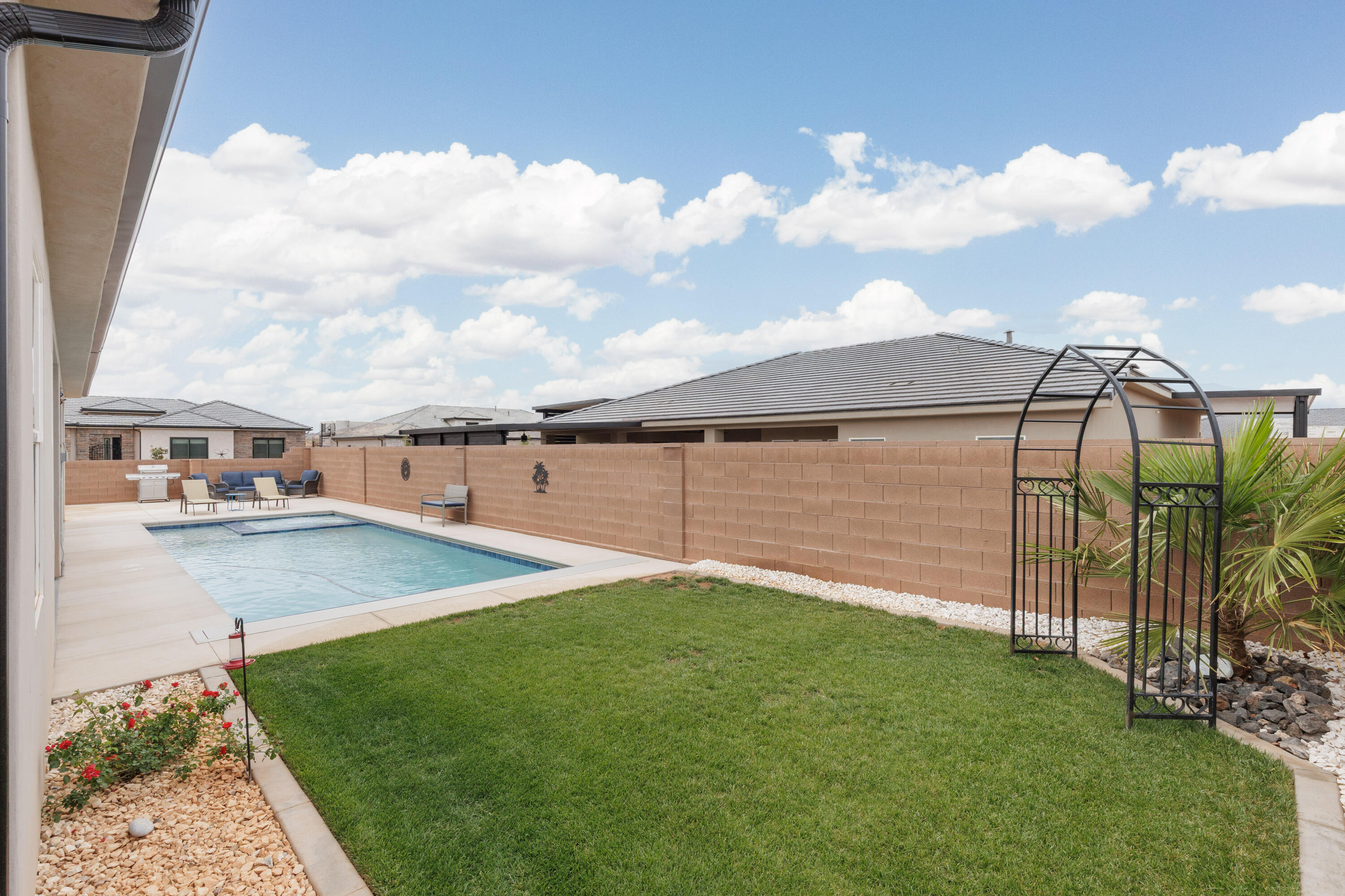 SANDSTONE FIELDS - Residential