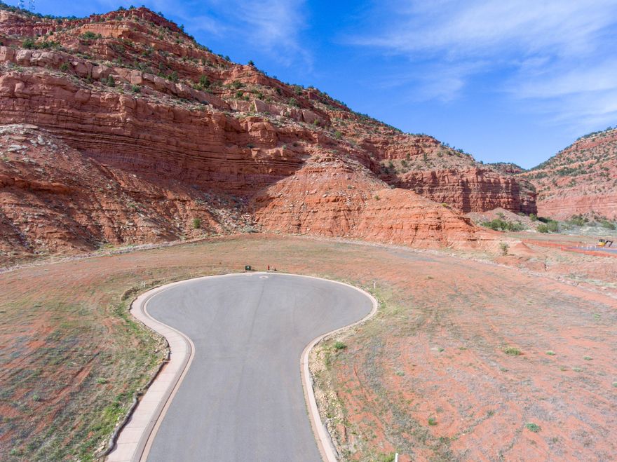 Improved Lot nestled in the final phase of the premier development of La Estancia, this lot brings huge views of the red rocks of
Kanab's Vermilion Cliffs in a 360' settling. You can see right up Tom's canyon that leads to the plateaus above that can easily be
reached through the hiking/biking trails in the community. Bring your dream home plan and preferred builder, and build on your
own time frame. You are close to three National Parks, Zion, Bryce Canyon and the Grand Canyon North Rim! And for those of
you who love the water, Lake Powell is 70 miles away.