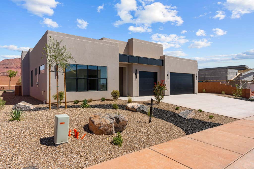 Photo of 25 E Morning Glory Ave, Ivins, UT 84738 (MLS # 26-275405)