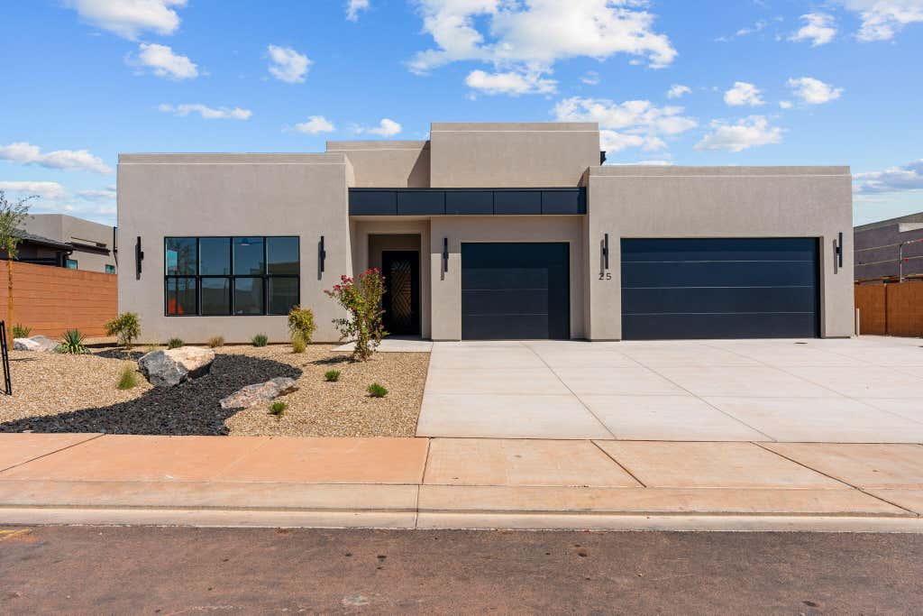 Photo of 25 E Morning Glory Ave, Ivins, UT 84738 (MLS # 26-275405)
