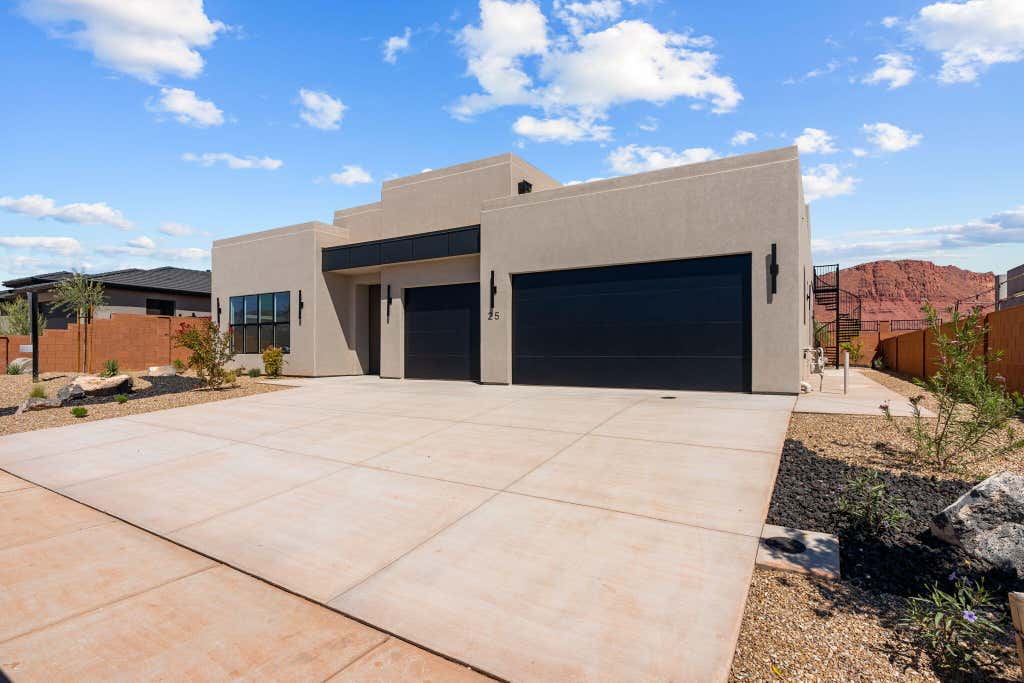 Photo of 25 E Morning Glory Ave, Ivins, UT 84738 (MLS # 26-275405)