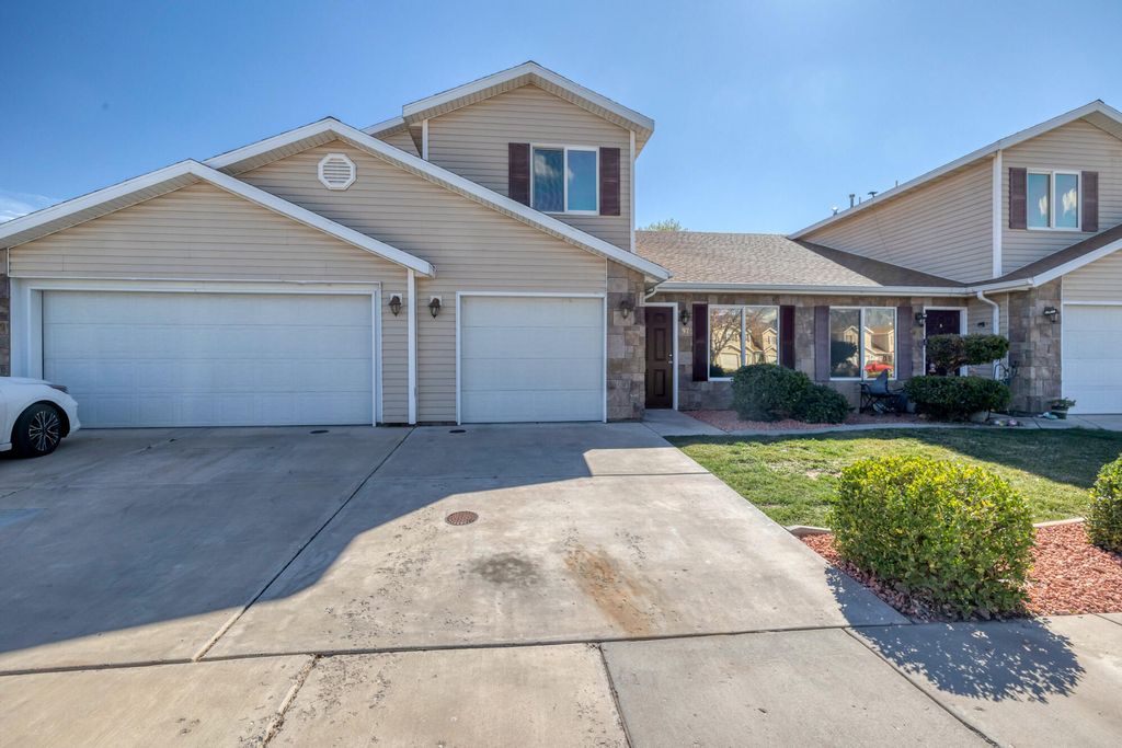 Photo of 975 W 200 S, Hurricane, UT 84737 (MLS # 26-269996)