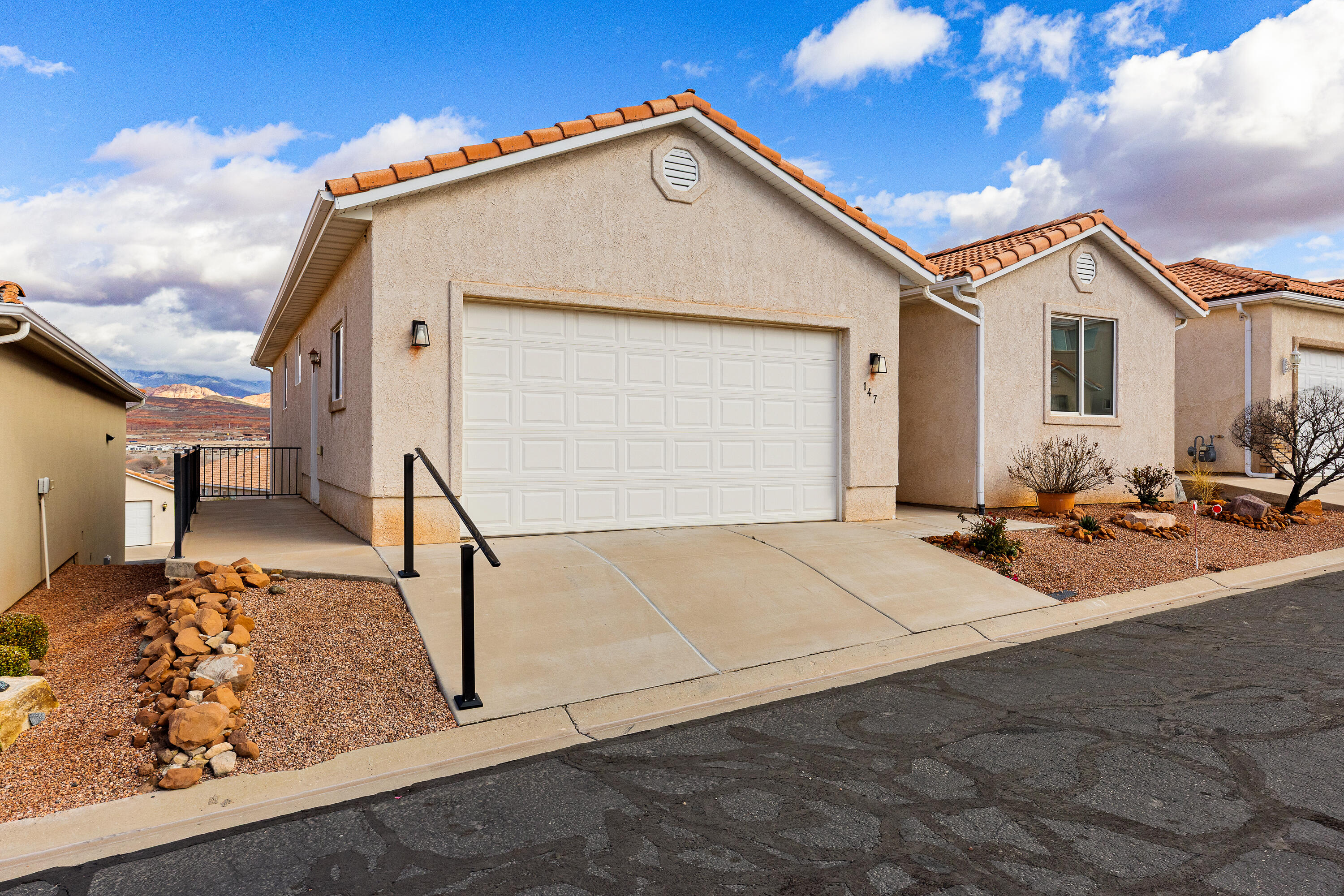 RIDGEPOINTE - Residential