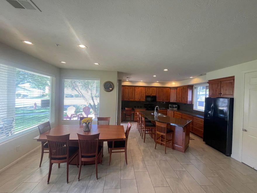 This amazing Las Palmas condo has an open floor plan with a kitchen/living room area perfect for entertaining or large families.
Enjoy this ground floor unit, just steps from your large patio to the pool and spa access. This unit is modern, spacious, and
furnished and is ready for you to enjoy this awesome condo.