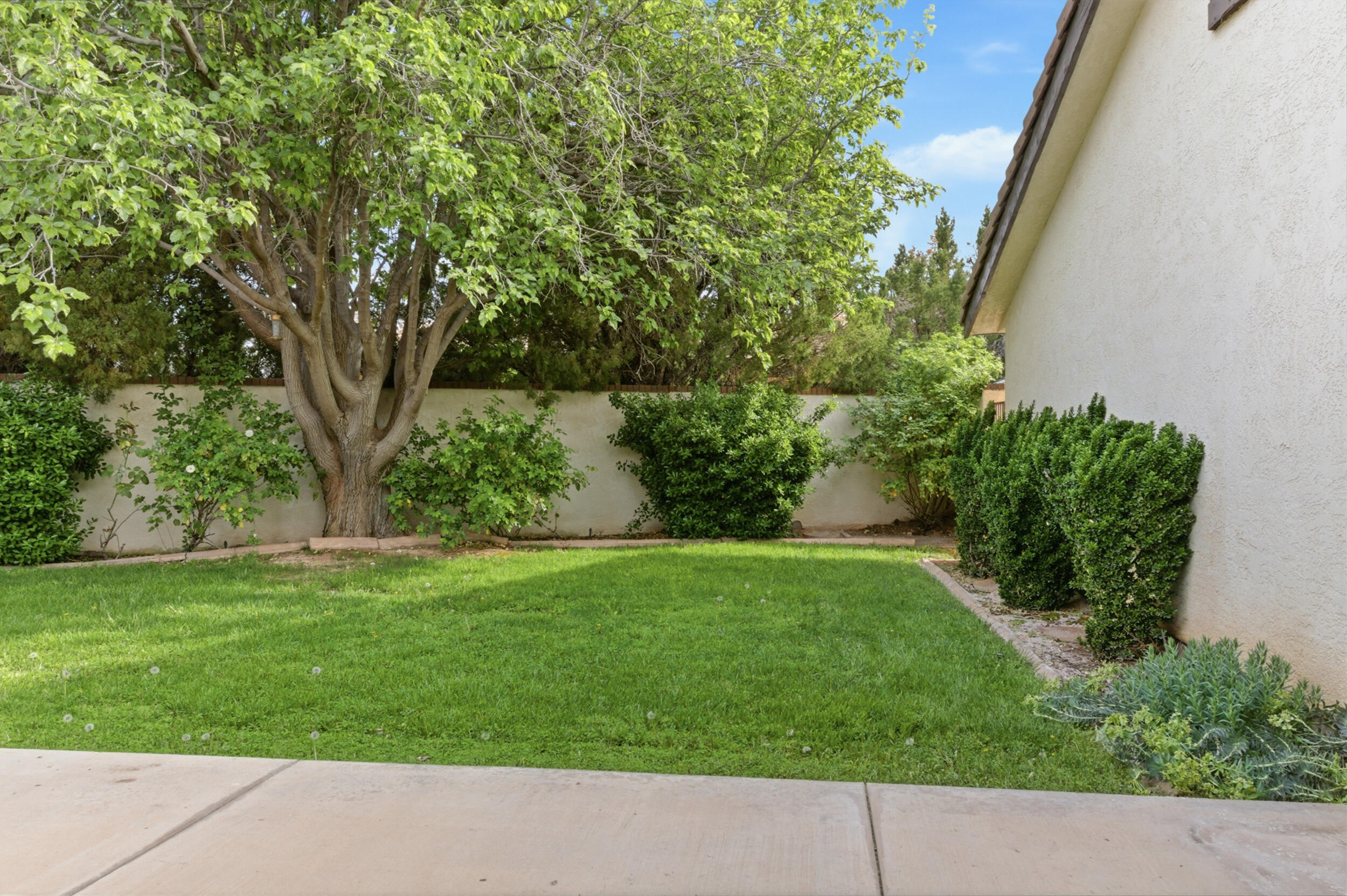 COUNTRY CLUB TOWNHOMES OF BLOOMINGTON - Residential