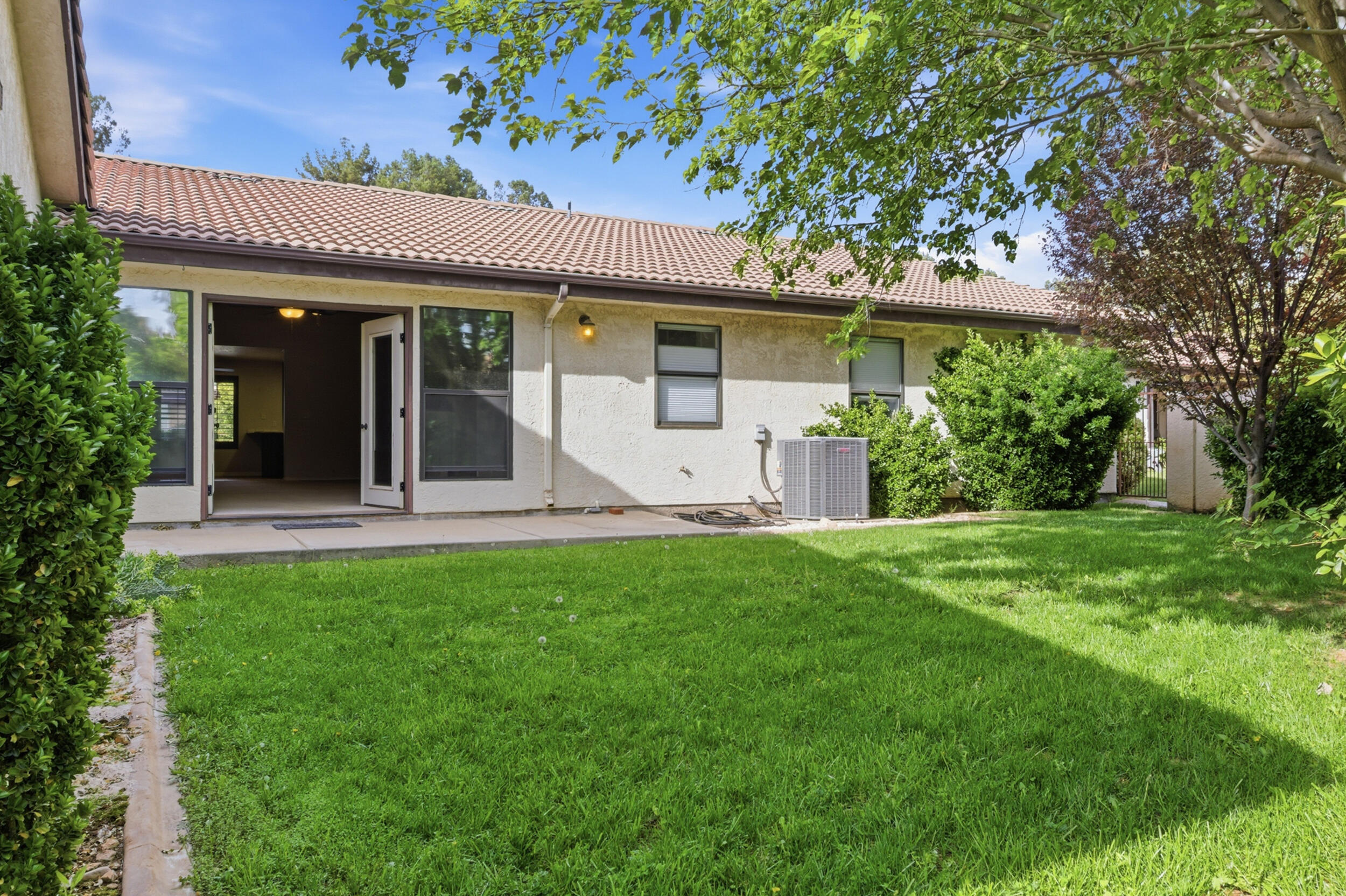 COUNTRY CLUB TOWNHOMES OF BLOOMINGTON - Residential