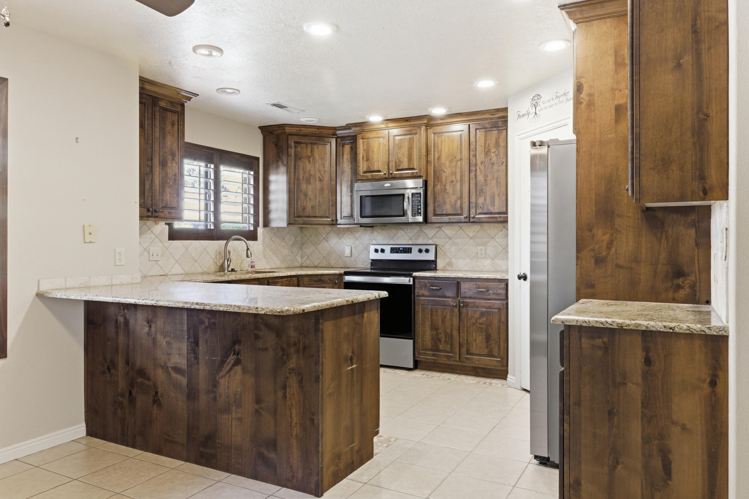 COUNTRY CLUB TOWNHOMES OF BLOOMINGTON - Residential