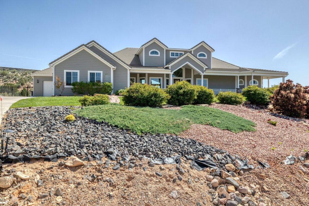Photo of 947 W AMETHYST DR, Saint George, UT 84770 (MLS # 26-271661)