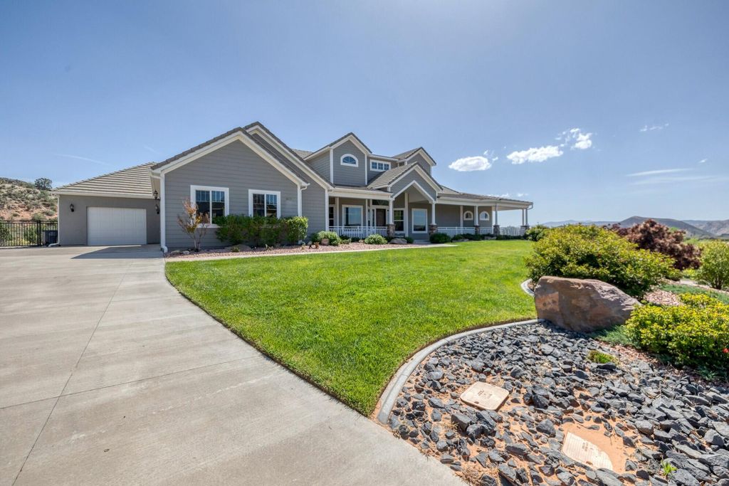 Photo of 947 W AMETHYST DR, Saint George, UT 84770 (MLS # 26-271661)