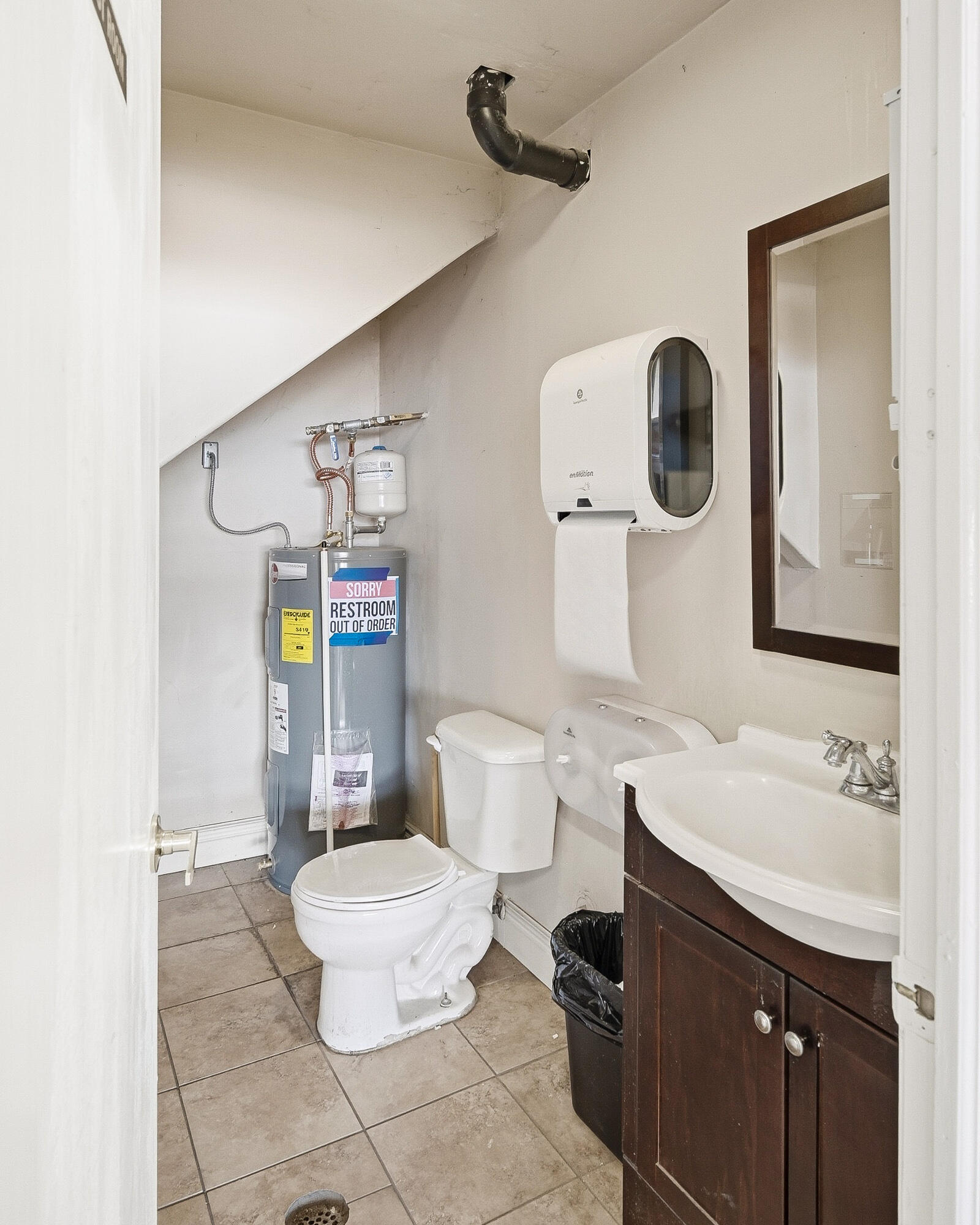 Main image without alt text