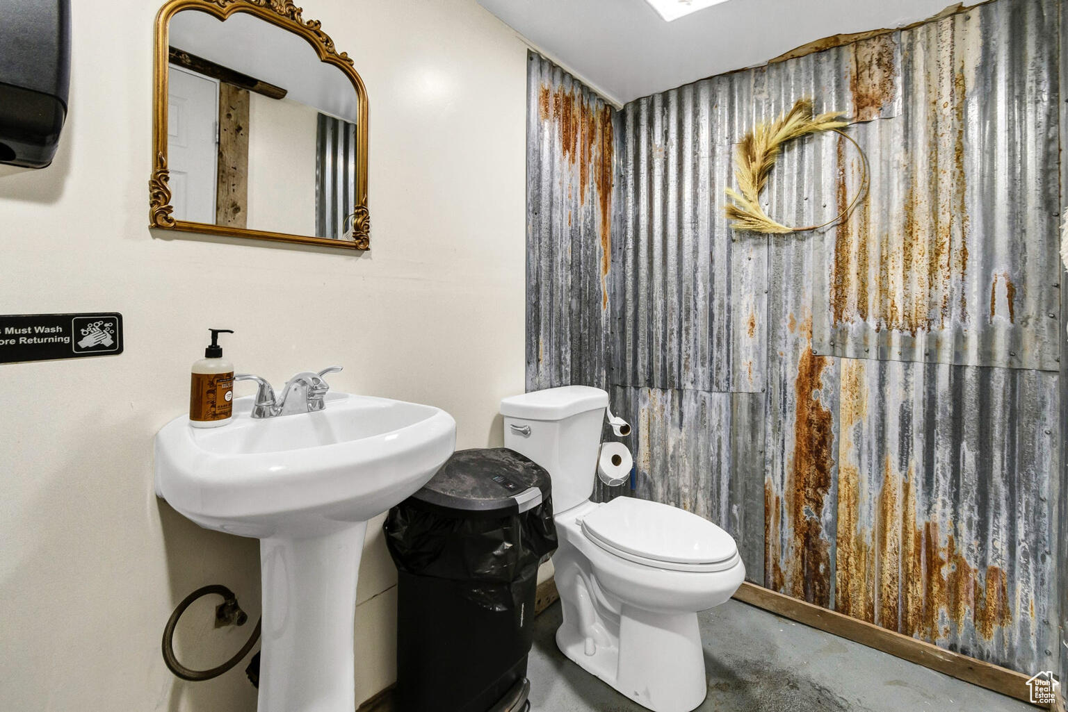 Main image without alt text