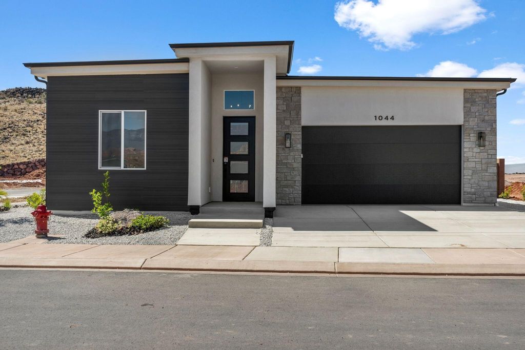 Photo of 1071 E Coyote Crest DR, Washington, UT 84780 (MLS # 25-266155)