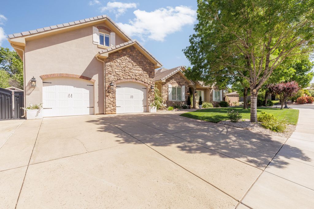 Photo of 795 E DESERT BLOOM CT, Washington, UT 84780 (MLS # 26-271855)