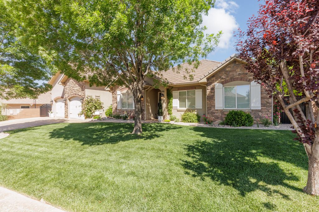 Photo of 795 E DESERT BLOOM CT, Washington, UT 84780 (MLS # 26-271855)