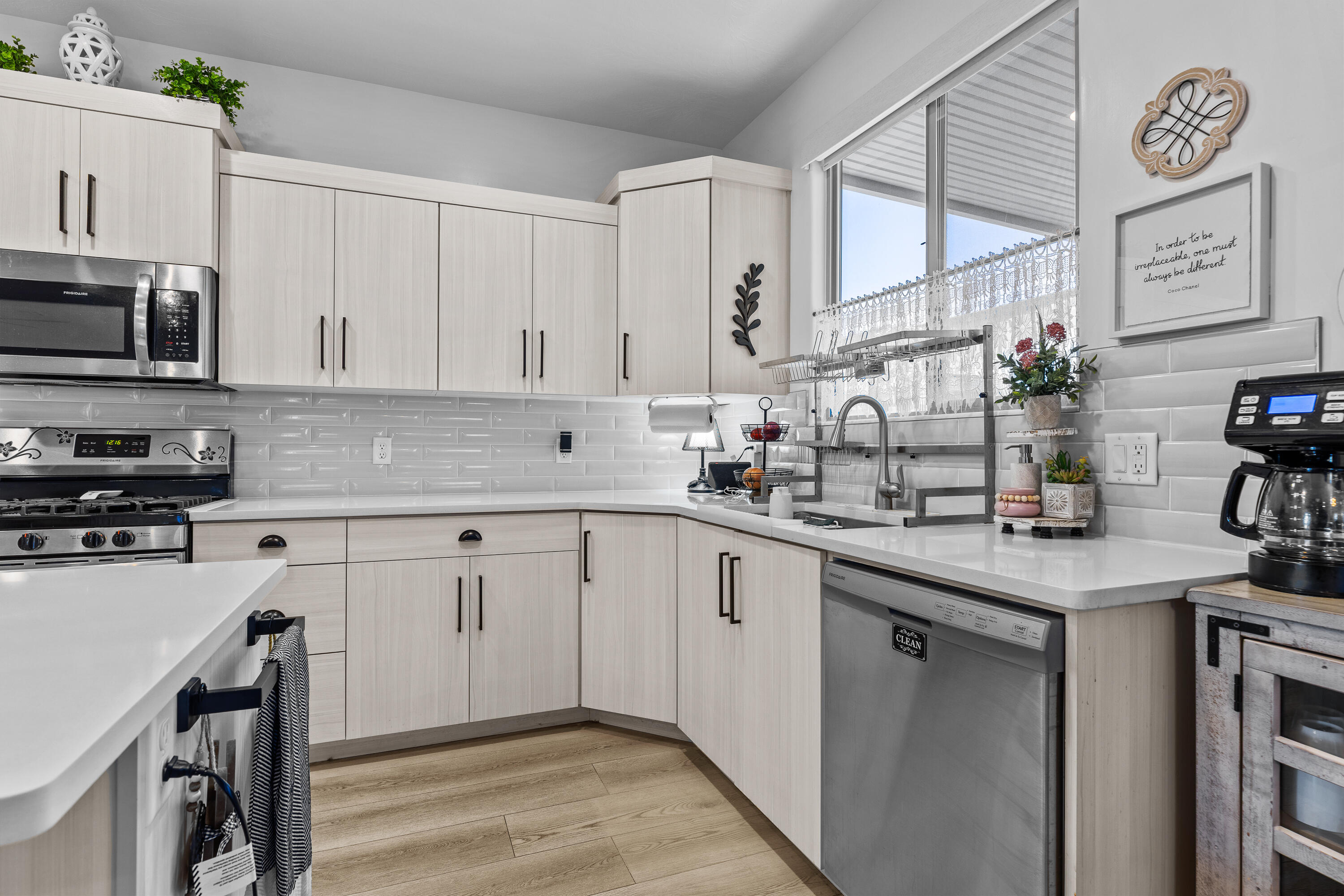 DESERT VISTA - Residential