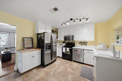Tiny photo for 290 N 100 W, Hurricane, UT 84737 (MLS # 26-274098)