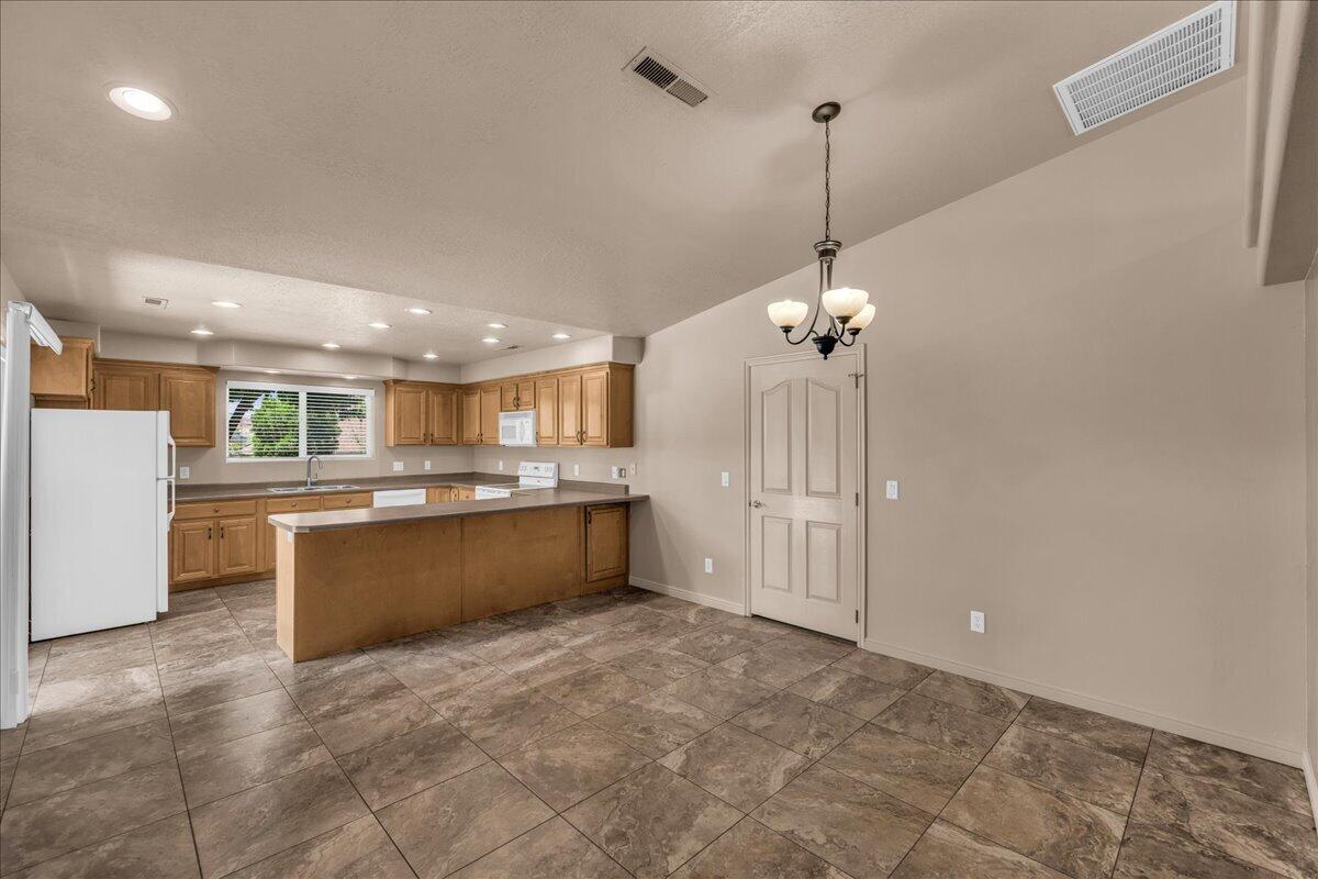 BLOOMINGTON HILLS - Residential