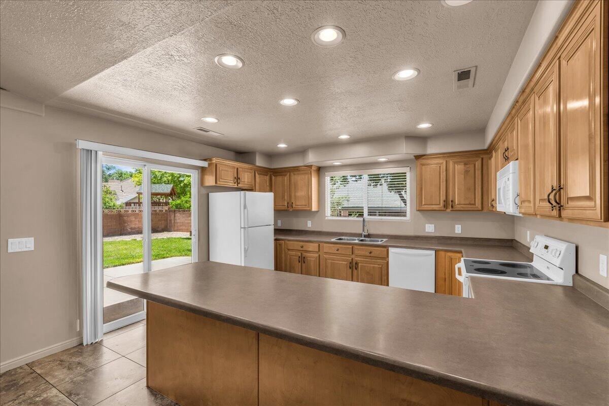 BLOOMINGTON HILLS - Residential