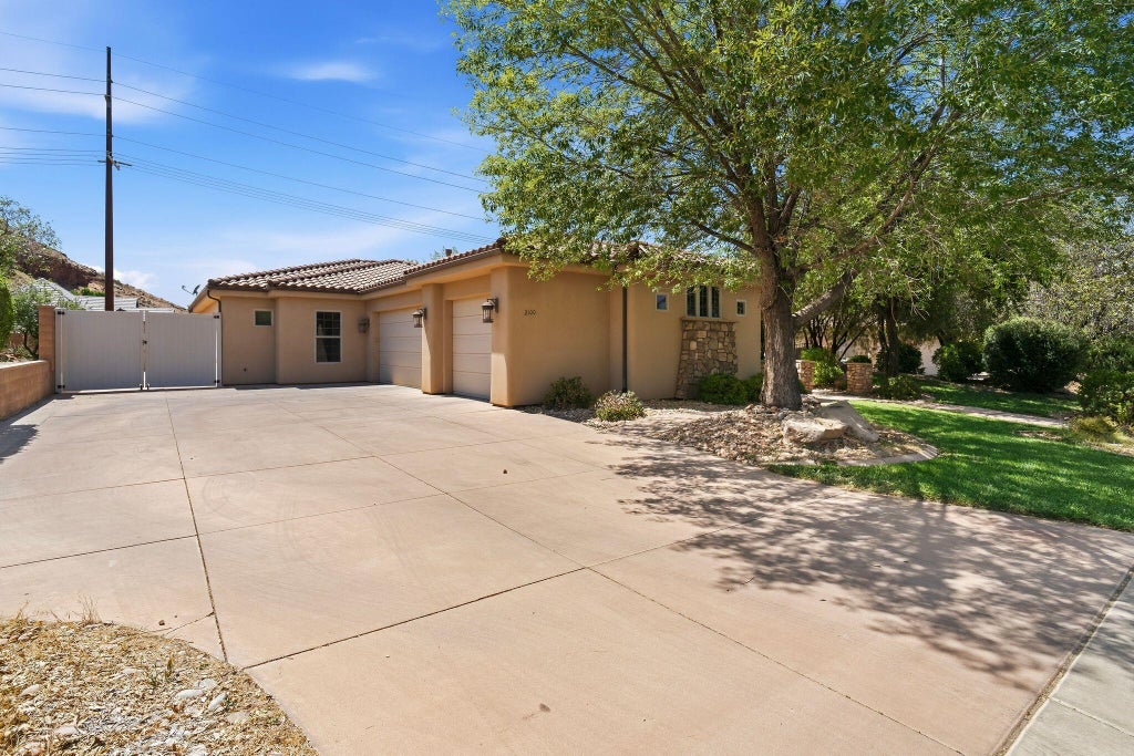 Photo of 2100 S CAMINO REAL, Washington, UT 84780 (MLS # 26-273047)