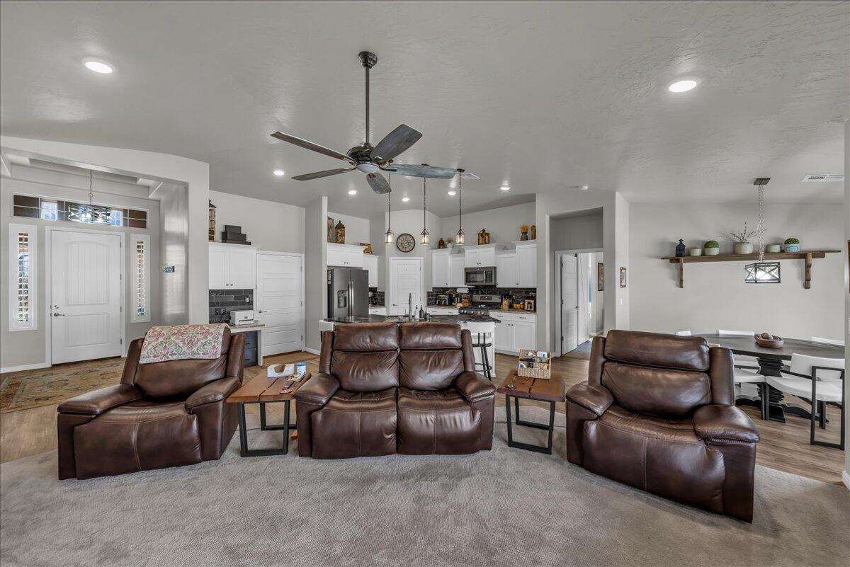 SUGAR PLUM IN THE FIELDS - Residential