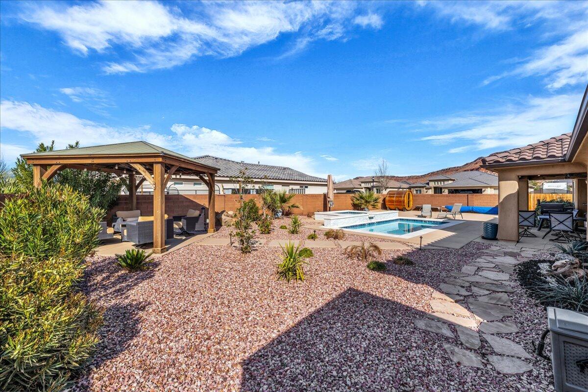 SUGAR PLUM IN THE FIELDS - Residential