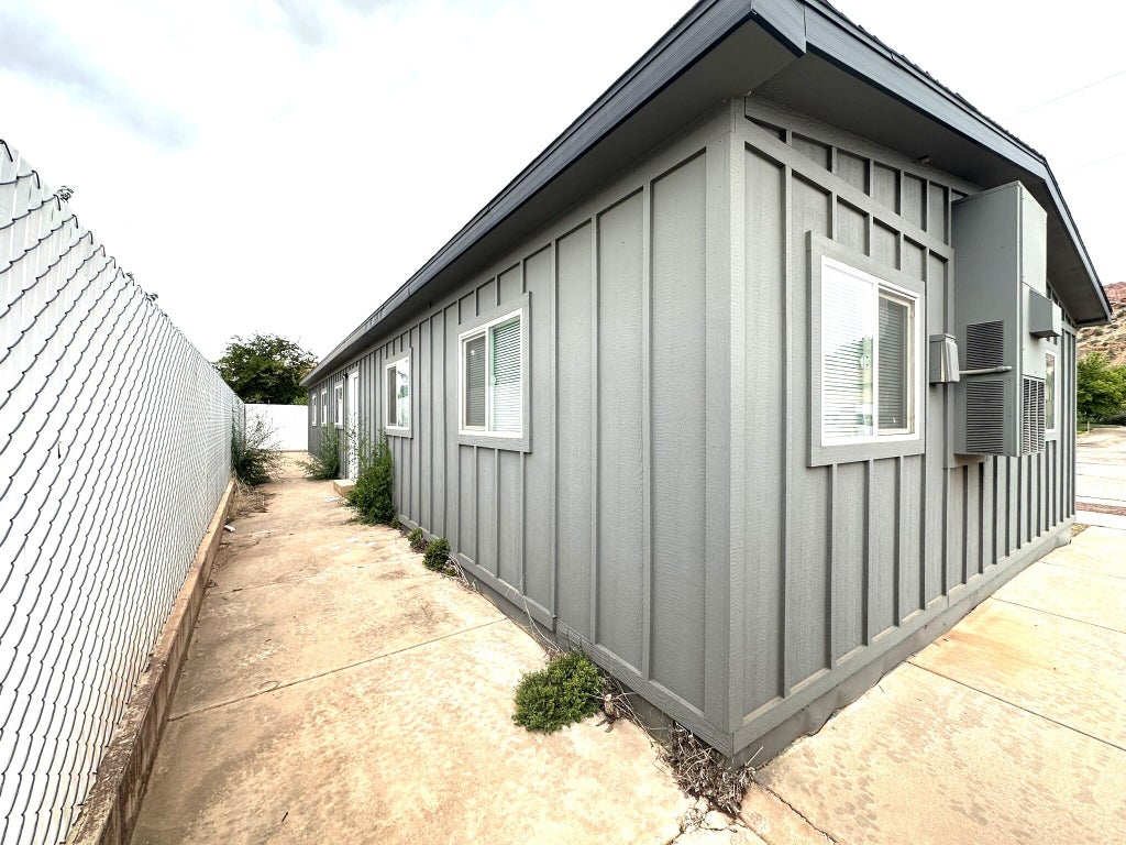 Photo of 325 E Newel Ave, Hildale, UT 84784 (MLS # 26-276906)