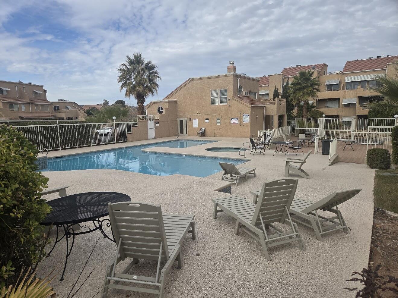 TAMARACK - ST GEORGE GOLF CLUB CONDOS - Residential