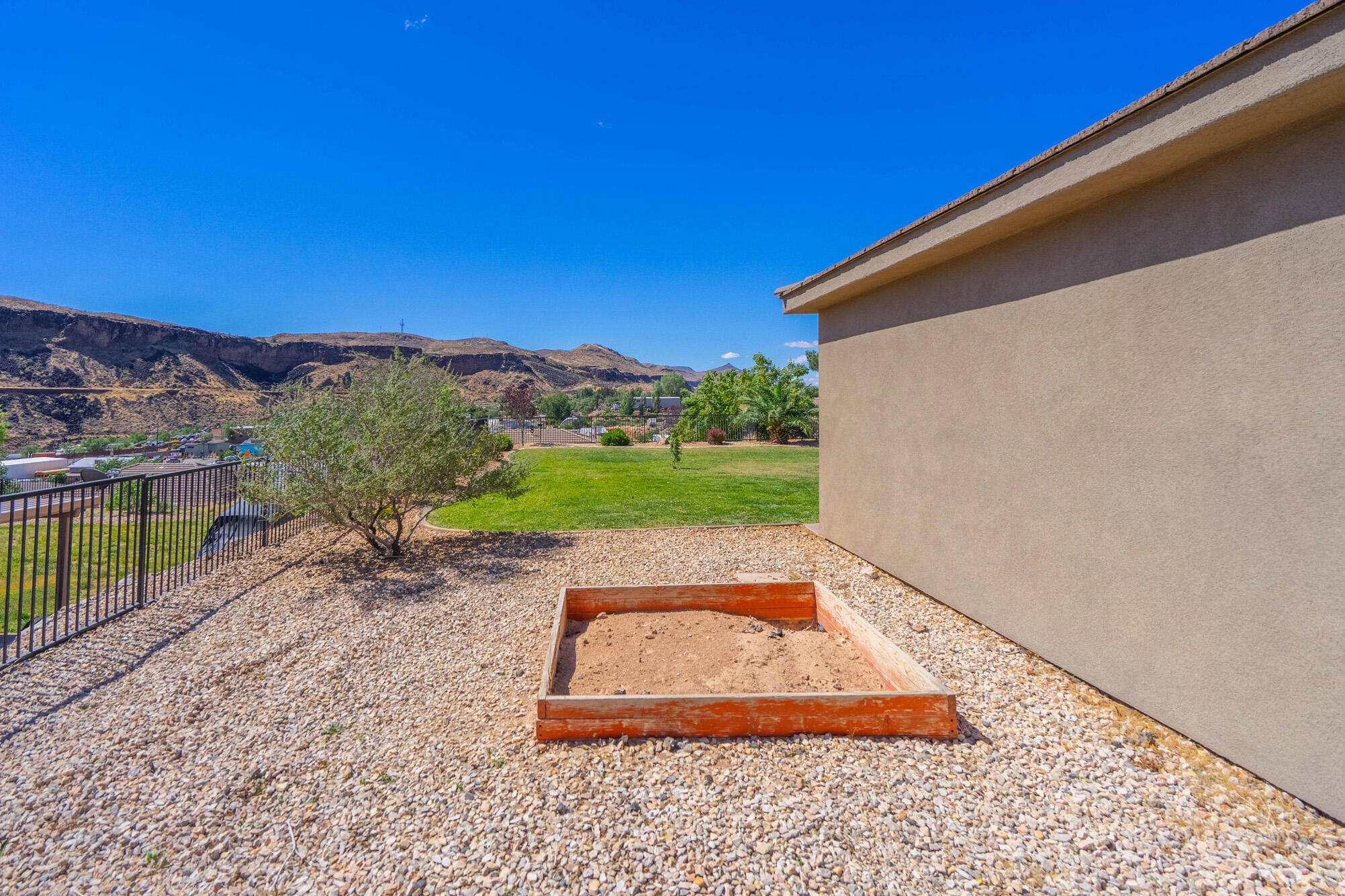 FALCON RIDGE - Residential