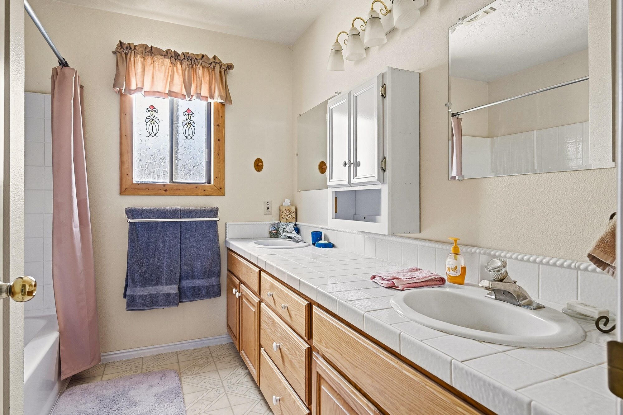 WINDOW ROCK - Residential