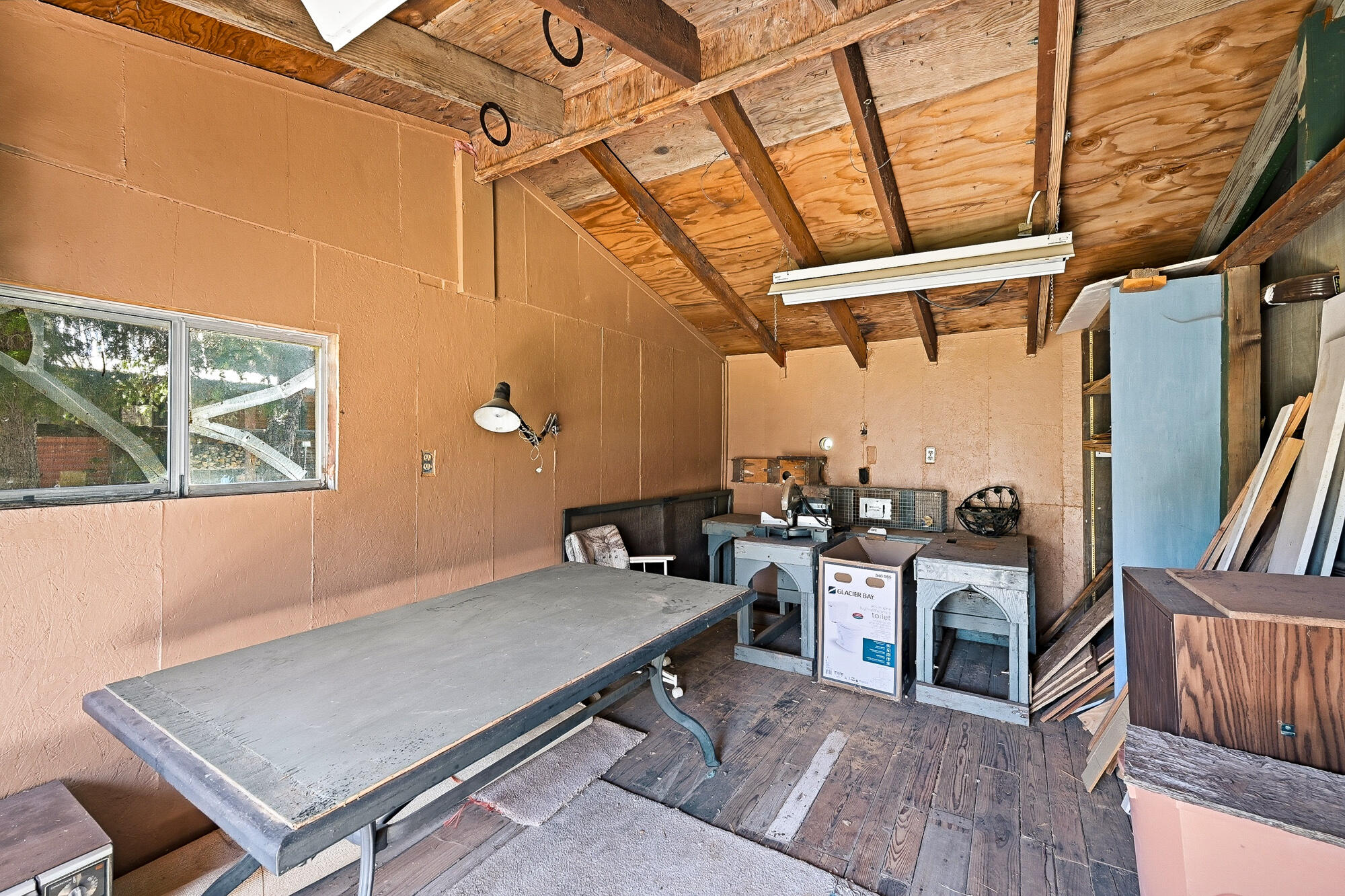 WINDOW ROCK - Residential