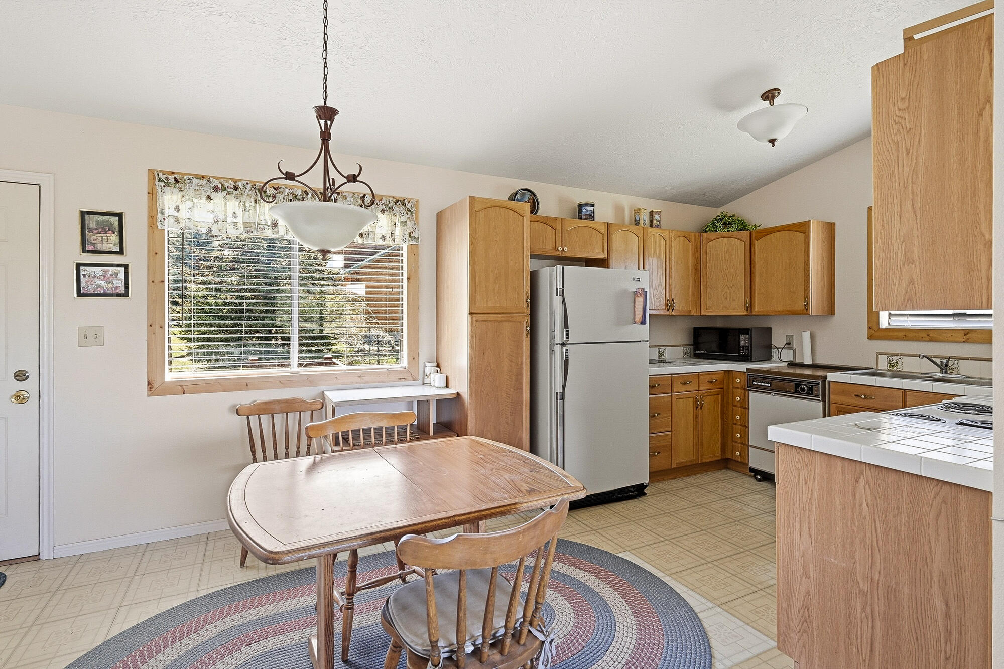 WINDOW ROCK - Residential